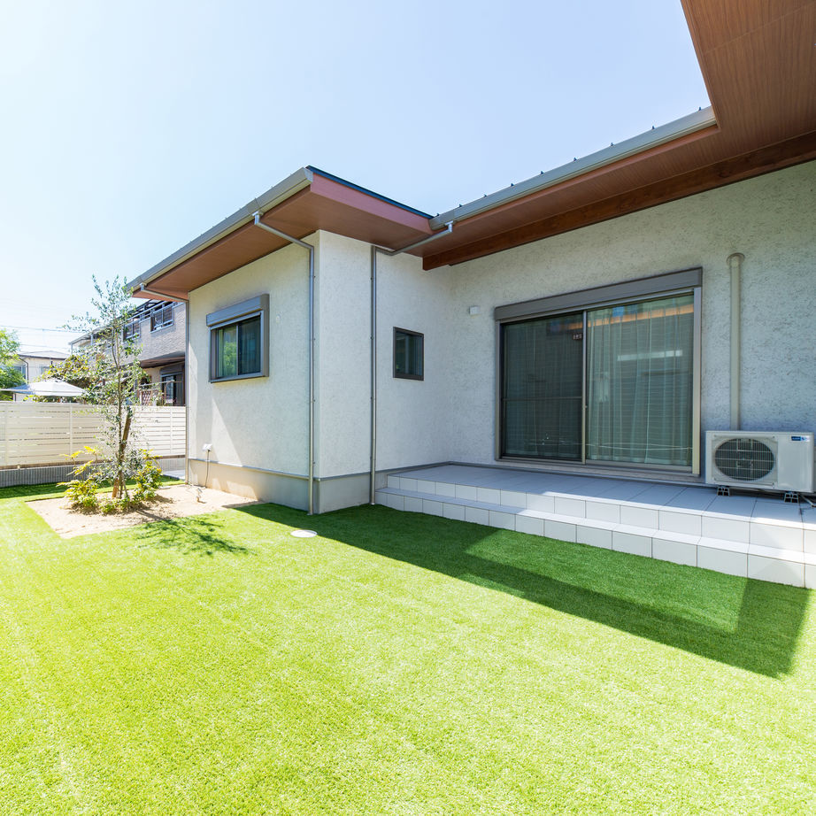 宮崎工務店 【和モダン×外観×2000万円台】中庭を囲むコの字型の平屋。漆喰、無垢材など自然素材があふれる快適空間の建築実例画像2