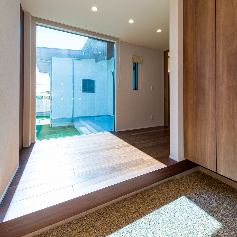 宮崎工務店 【和モダン×外観×2000万円台】中庭を囲むコの字型の平屋。漆喰、無垢材など自然素材があふれる快適空間の建築実例画像3