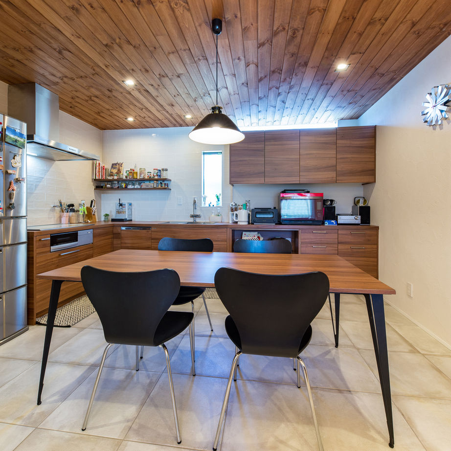 宮崎工務店 【和モダン×外観×2000万円台】中庭を囲むコの字型の平屋。漆喰、無垢材など自然素材があふれる快適空間の建築実例画像6