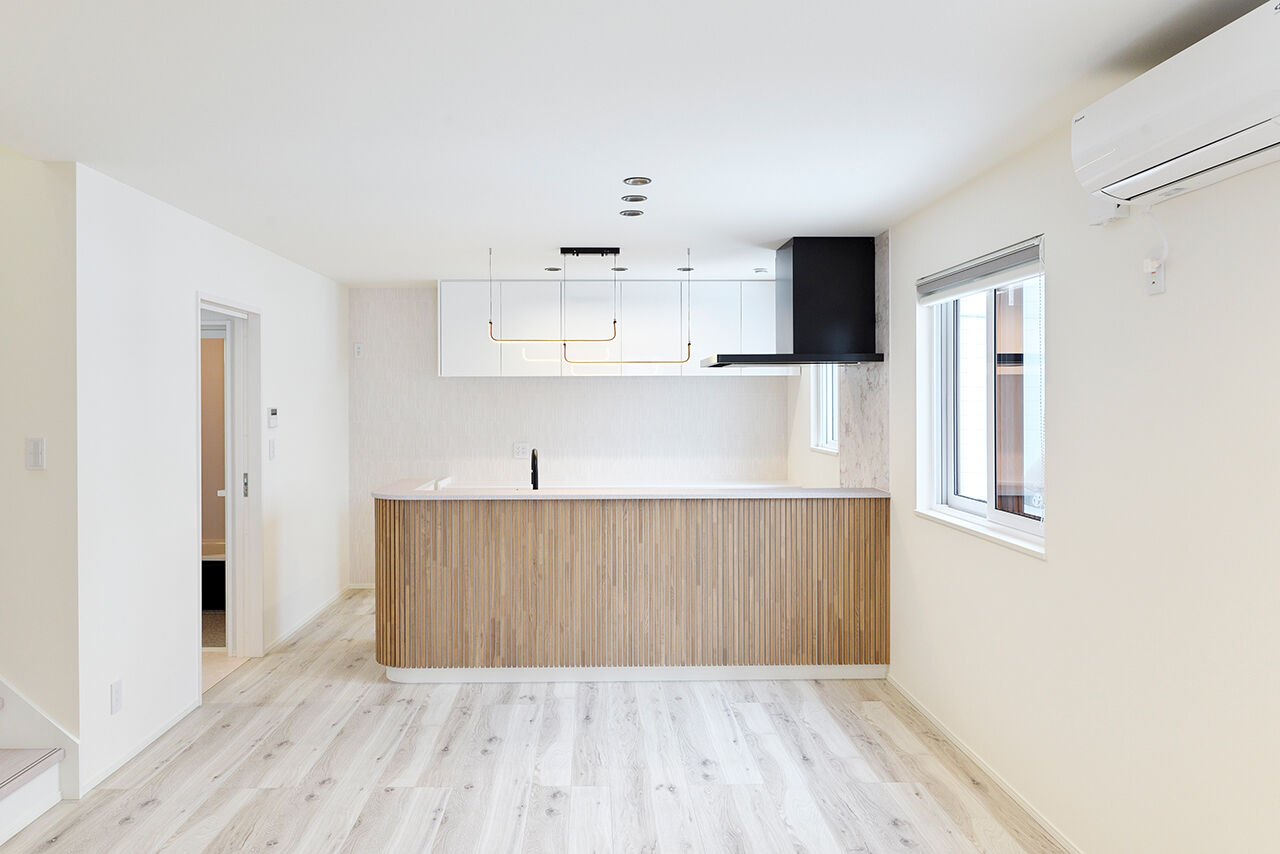 アスターハウス（札幌・札幌近郊） 【北海道札幌市／LDK床暖房】家族の快適な冬を支える、シンプルでスタイリッシュな住まいの建築実例画像2