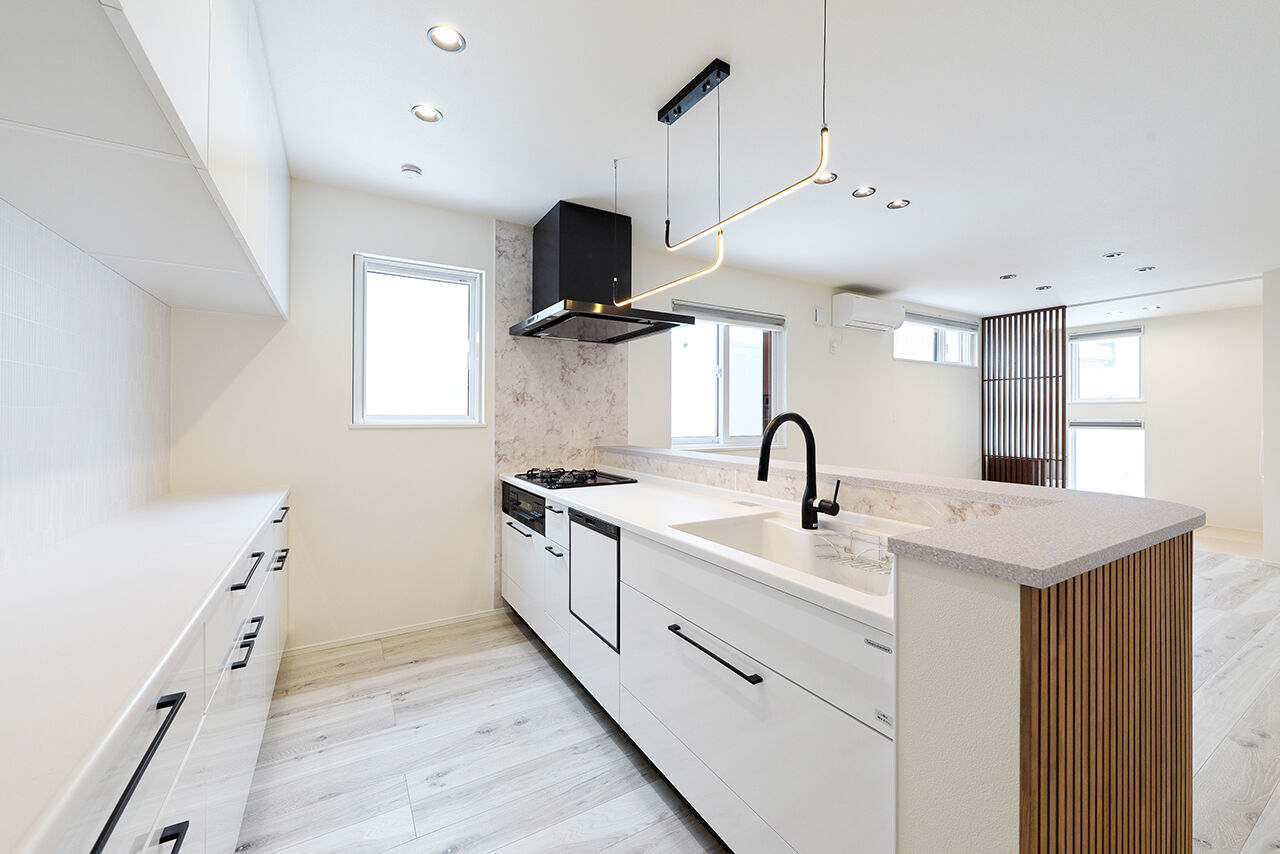 アスターハウス（札幌・札幌近郊） 【北海道札幌市／LDK床暖房】家族の快適な冬を支える、シンプルでスタイリッシュな住まいの建築実例画像3