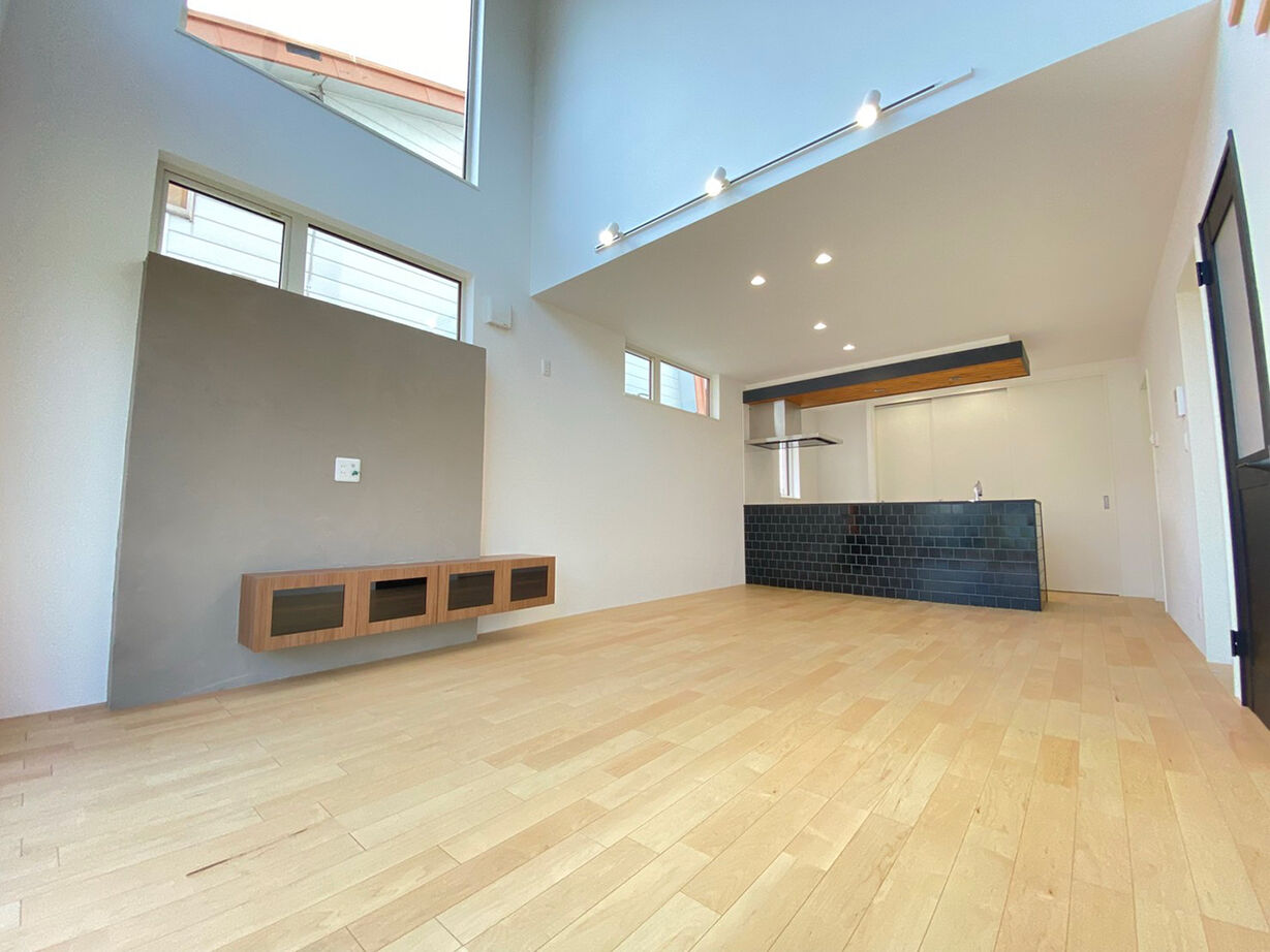 アスターハウス（札幌・札幌近郊） 【北海道札幌市／LDK床暖房／吹抜け】大きな窓から朝日が射す頃には、床はポカポカ。家族で迎える快適な朝の建築実例画像2