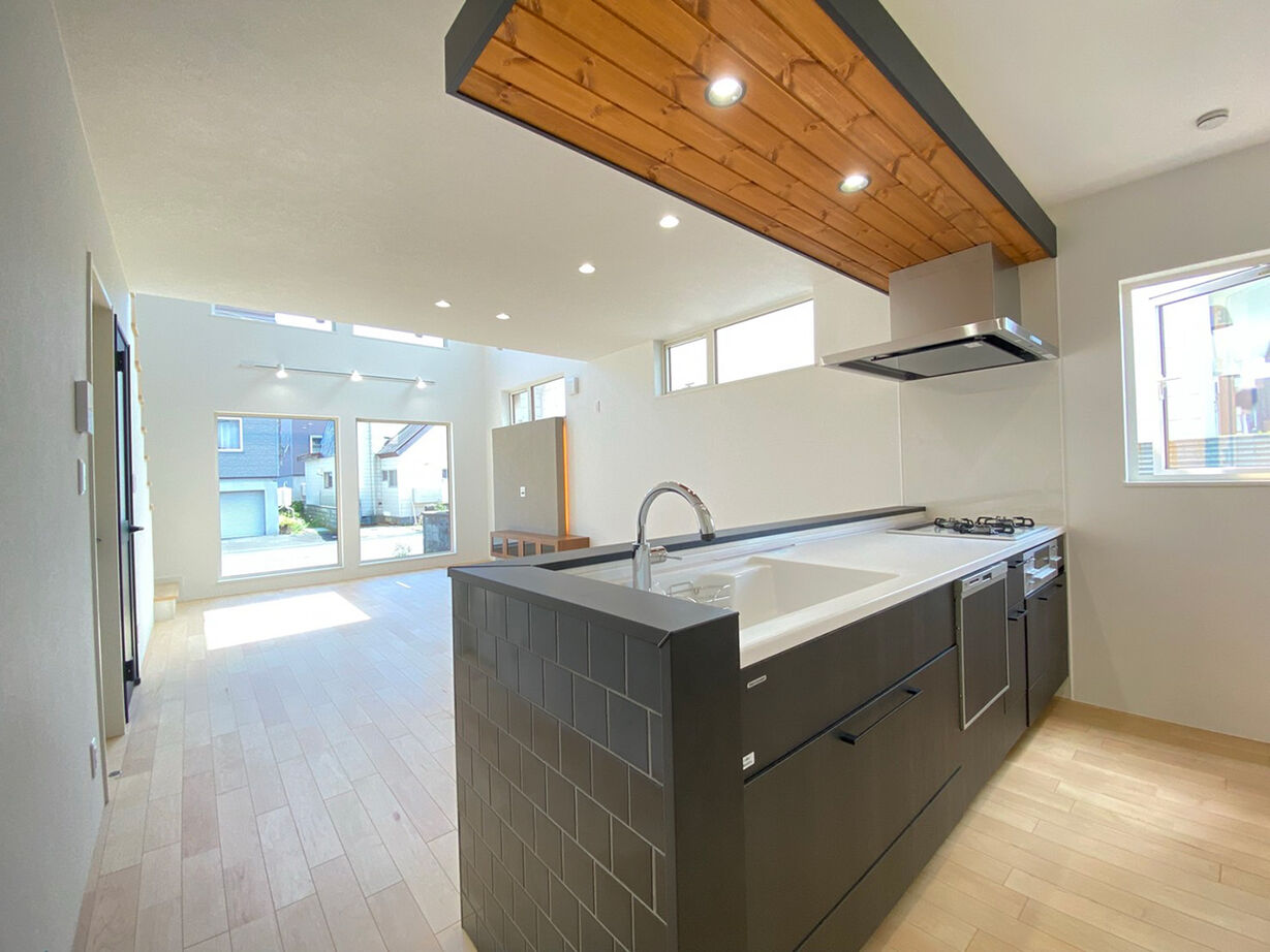 アスターハウス（札幌・札幌近郊） 【北海道札幌市／LDK床暖房／吹抜け】大きな窓から朝日が射す頃には、床はポカポカ。家族で迎える快適な朝の建築実例画像3