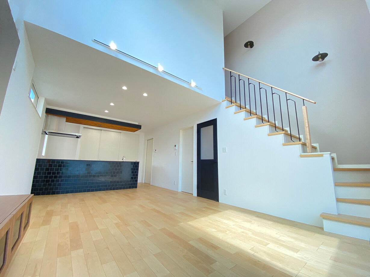 アスターハウス（札幌・札幌近郊） 【北海道札幌市／LDK床暖房／吹抜け】大きな窓から朝日が射す頃には、床はポカポカ。家族で迎える快適な朝の建築実例画像4