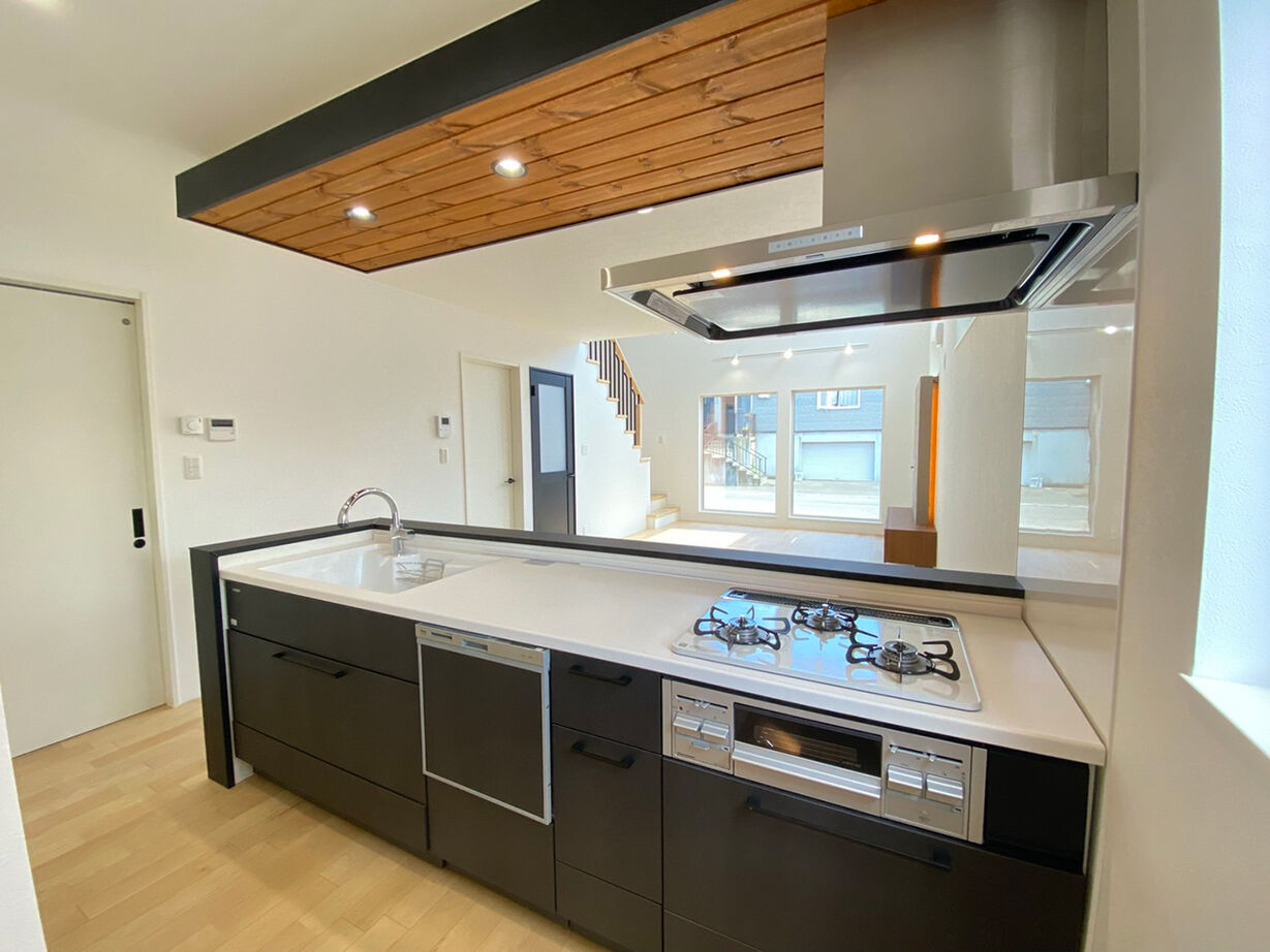 アスターハウス（札幌・札幌近郊） 【北海道札幌市／LDK床暖房／吹抜け】大きな窓から朝日が射す頃には、床はポカポカ。家族で迎える快適な朝の建築実例画像5