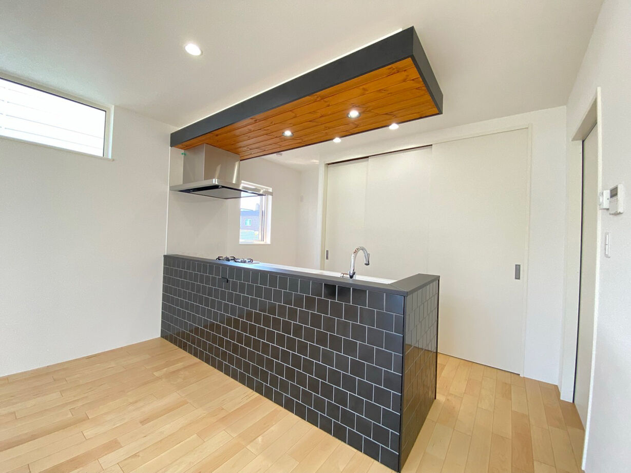 アスターハウス（札幌・札幌近郊） 【北海道札幌市／LDK床暖房／吹抜け】大きな窓から朝日が射す頃には、床はポカポカ。家族で迎える快適な朝の建築実例画像6