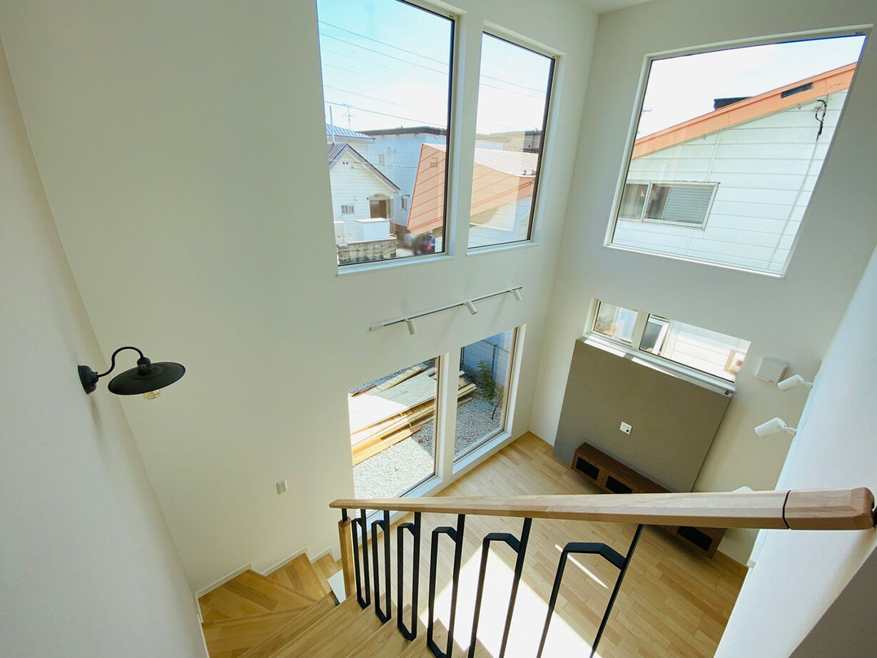 アスターハウス（札幌・札幌近郊） 【北海道札幌市／LDK床暖房／吹抜け】大きな窓から朝日が射す頃には、床はポカポカ。家族で迎える快適な朝の建築実例画像7