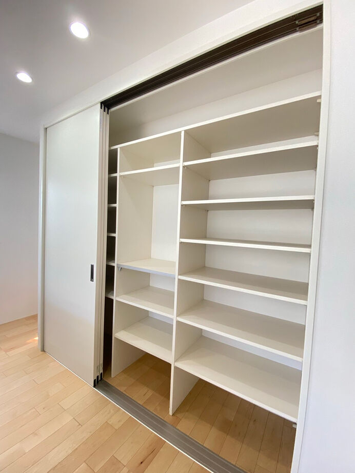 アスターハウス（札幌・札幌近郊） 【北海道札幌市／LDK床暖房／吹抜け】大きな窓から朝日が射す頃には、床はポカポカ。家族で迎える快適な朝の建築実例画像8