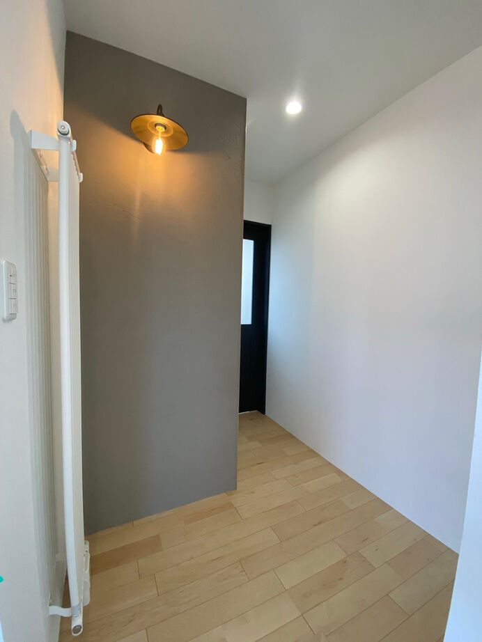 アスターハウス（札幌・札幌近郊） 【北海道札幌市／LDK床暖房／吹抜け】大きな窓から朝日が射す頃には、床はポカポカ。家族で迎える快適な朝の建築実例画像9