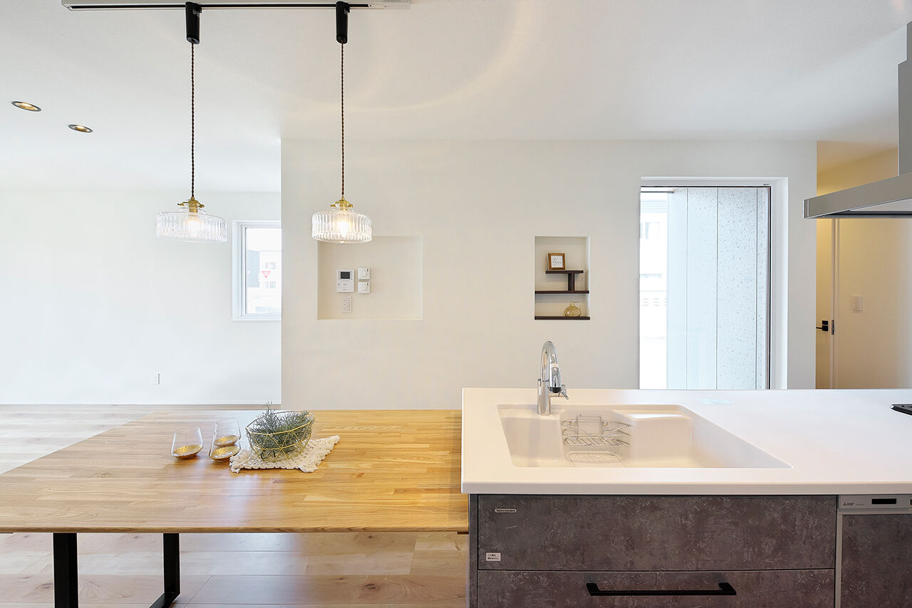 アスターハウス（札幌・札幌近郊） 【北海道江別市／LDK床暖房】玄関ドアを開けると広がる、木の温かみが感じられるナチュラルテイスト空間の建築実例画像3