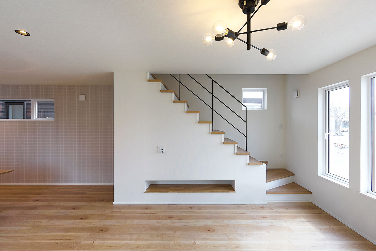 アスターハウス（札幌・札幌近郊） 【北海道江別市／LDK床暖房】玄関ドアを開けると広がる、木の温かみが感じられるナチュラルテイスト空間の建築実例画像4