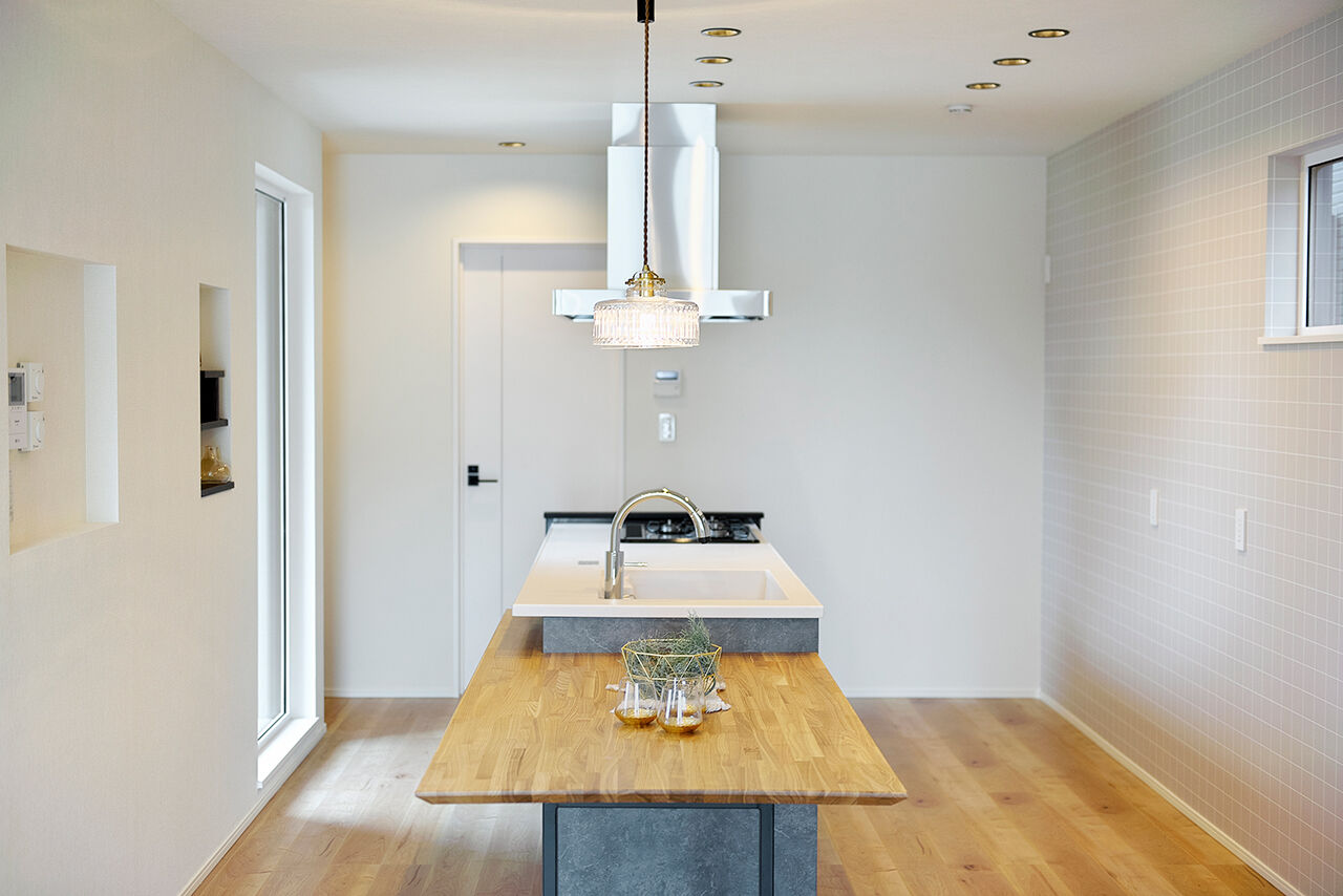 アスターハウス（札幌・札幌近郊） 【北海道江別市／LDK床暖房】玄関ドアを開けると広がる、木の温かみが感じられるナチュラルテイスト空間の建築実例画像5