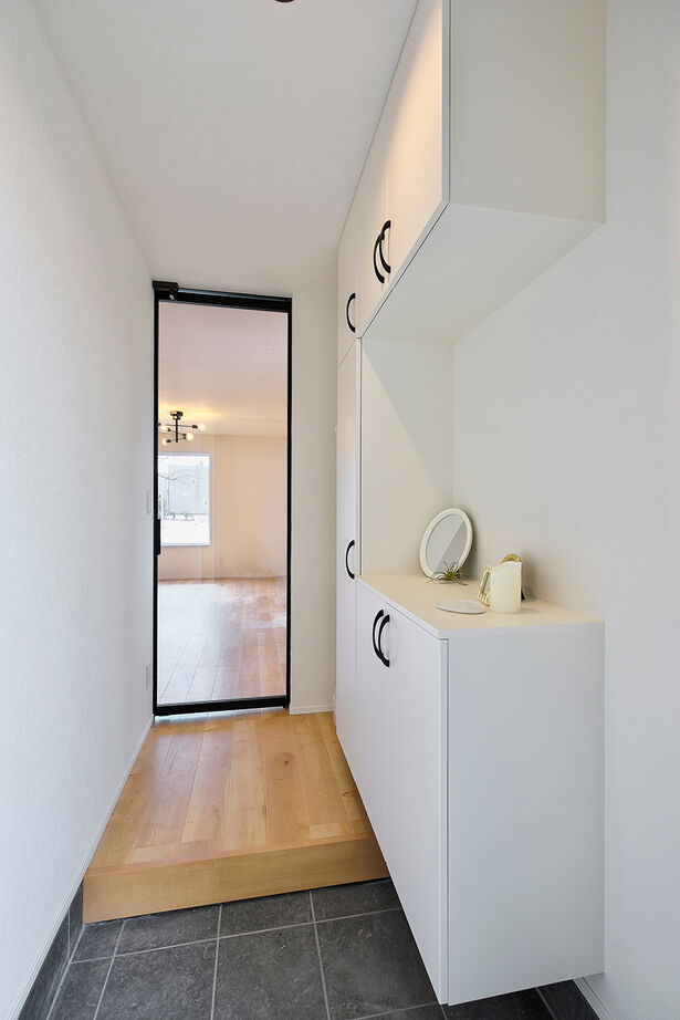 アスターハウス（札幌・札幌近郊） 【北海道江別市／LDK床暖房】玄関ドアを開けると広がる、木の温かみが感じられるナチュラルテイスト空間の建築実例画像6