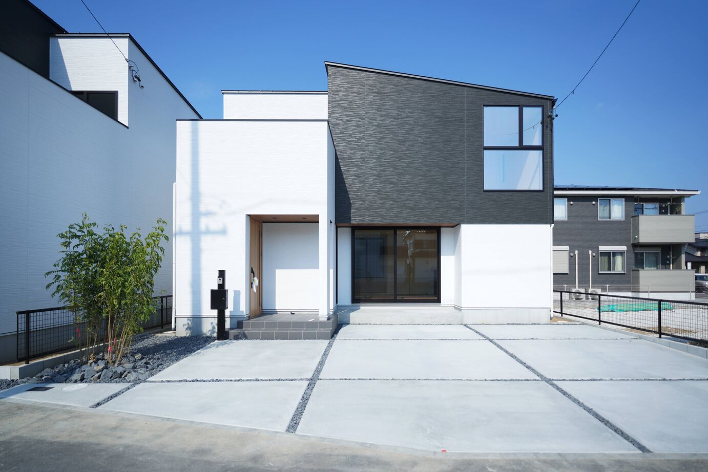 トスコ 【1000万円台/シンプルモダン/30坪台/理想の間取り】南間口を生かした吹き抜けのある開放感のある住まいの建築実例画像