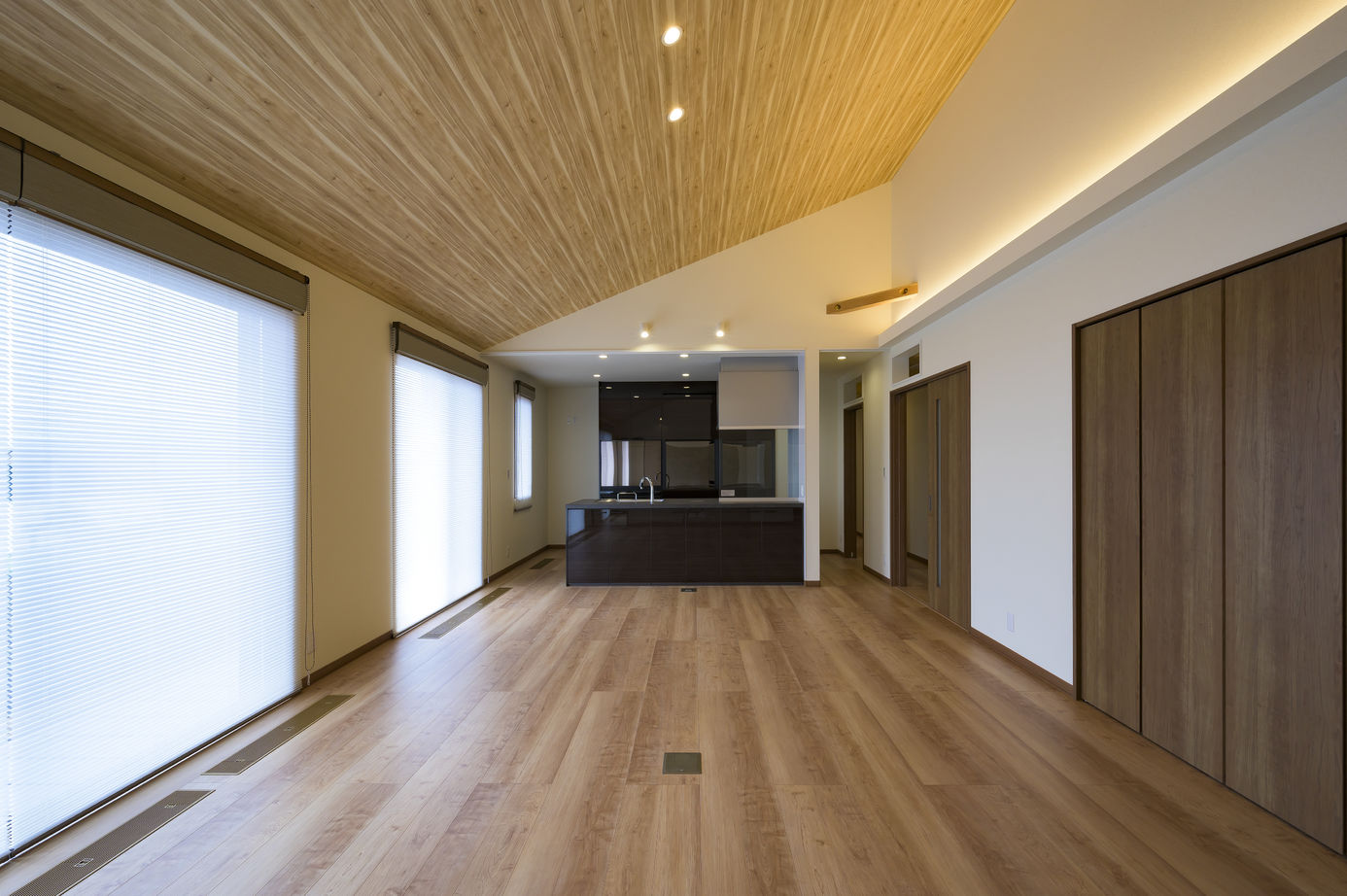 エースホーム太田店（白石建設） 【平屋/群馬県】YUCACOシステムを搭載した、約55坪の家にルームエアコン2台で1年中快適な平屋の住まいの建築実例画像2