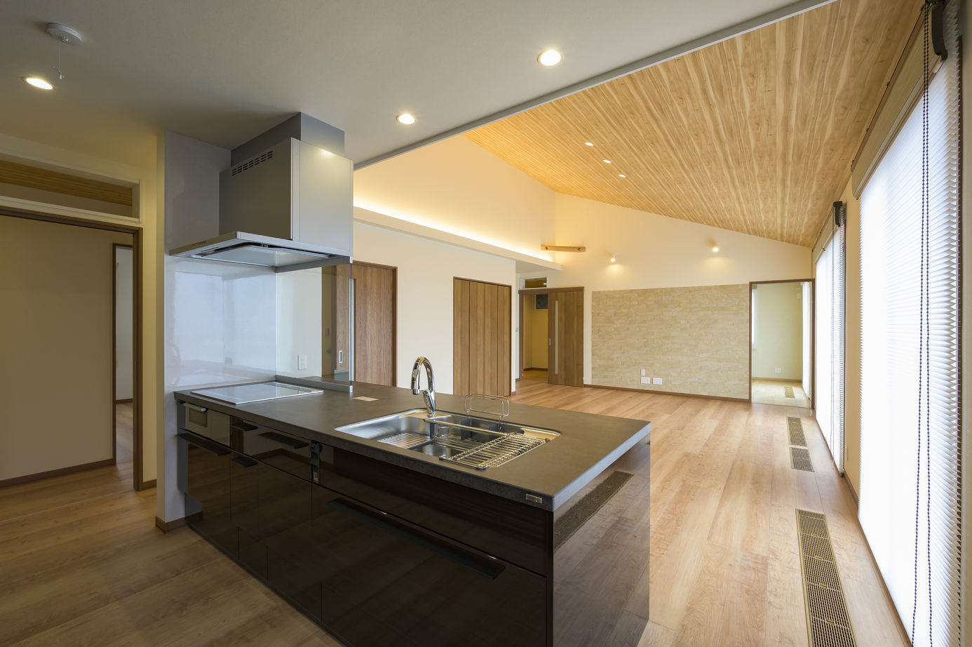 エースホーム太田店（白石建設） 【平屋/群馬県】YUCACOシステムを搭載した、約55坪の家にルームエアコン2台で1年中快適な平屋の住まいの建築実例画像4