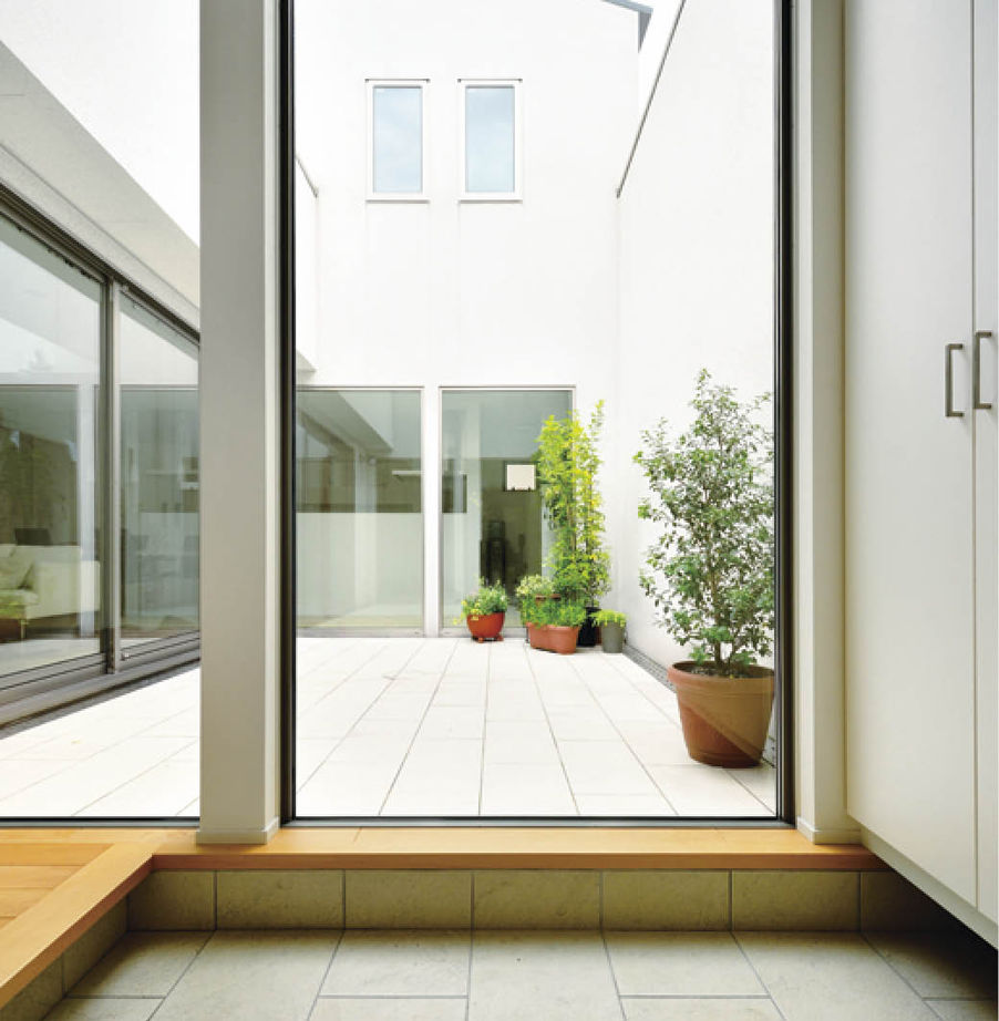 住友林業 【50坪台/間取り図有/吹抜】広い中庭＋大開口の吹き抜け　視線を遮り、空を楽しむ都市の家の建築実例画像2