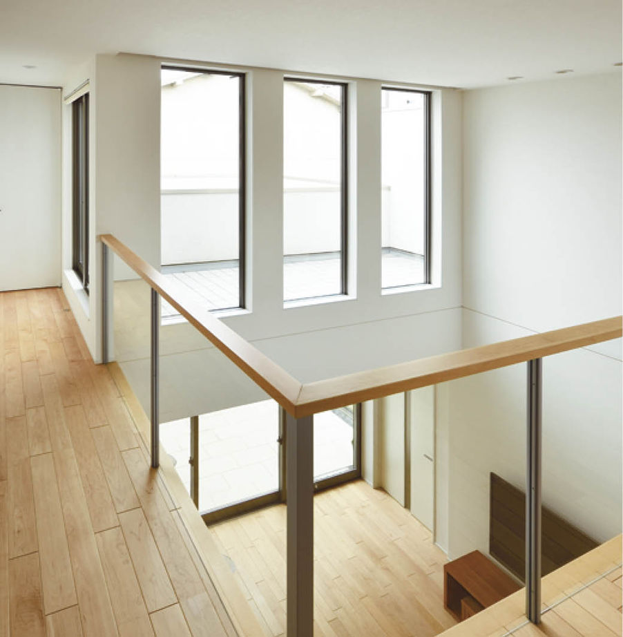 住友林業 【50坪台/間取り図有/吹抜】広い中庭＋大開口の吹き抜け　視線を遮り、空を楽しむ都市の家の建築実例画像3