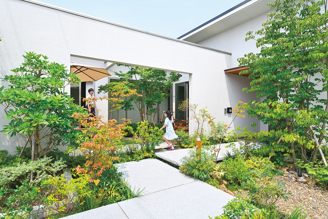 住友林業 【30坪台/間取り図有/平屋】中庭をＬ字型に囲む美しい平屋。空の下のリビングも安心、快適にの建築実例画像9