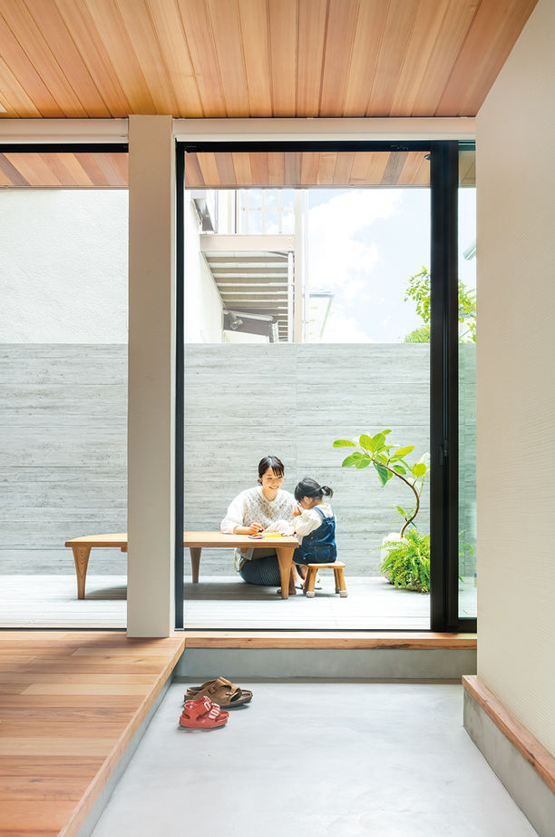 住友林業 【約30坪/間取り図有/ウッドデッキ】玄関土間や階段もLDKと一体に…木の心地よさに包まれた暮らしの建築実例画像2