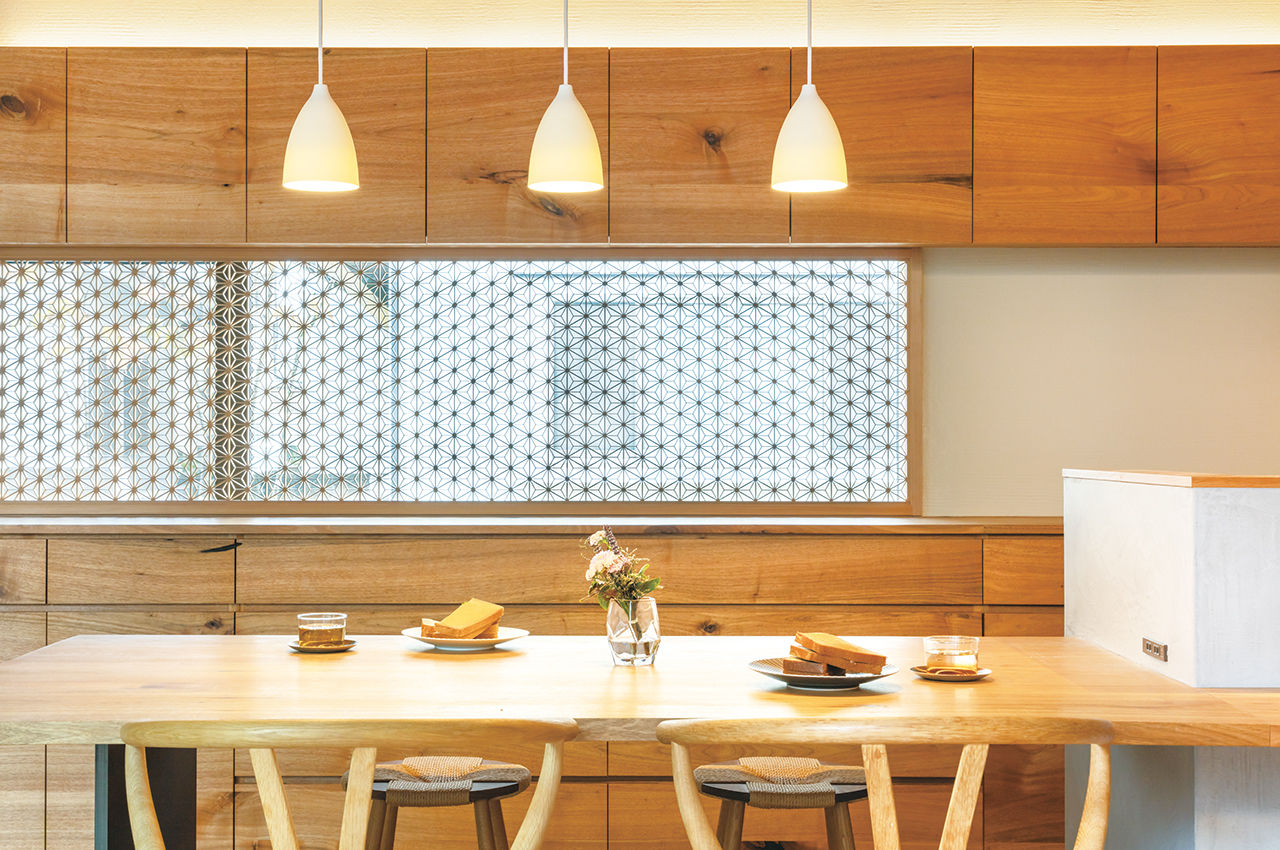 住友林業 【約30坪/間取り図有/ウッドデッキ】玄関土間や階段もLDKと一体に…木の心地よさに包まれた暮らしの建築実例画像3