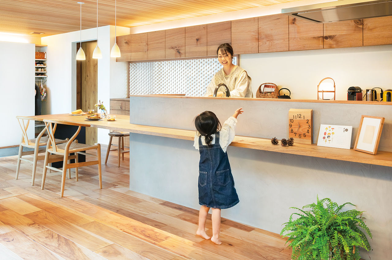 住友林業 【約30坪/間取り図有/ウッドデッキ】玄関土間や階段もLDKと一体に…木の心地よさに包まれた暮らしの建築実例画像4