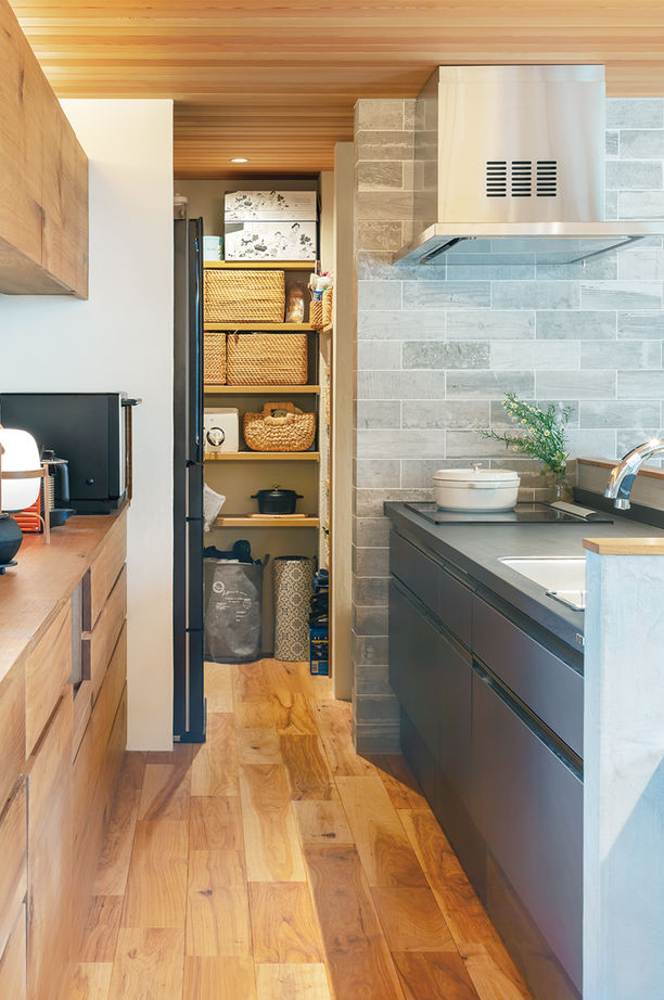 住友林業 【約30坪/間取り図有/ウッドデッキ】玄関土間や階段もLDKと一体に…木の心地よさに包まれた暮らしの建築実例画像5