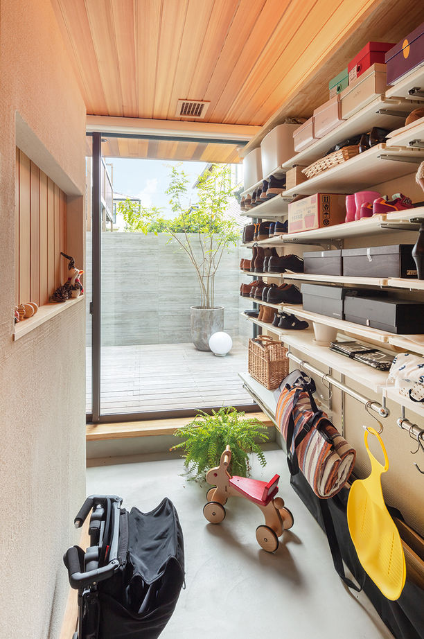 住友林業 【約30坪/間取り図有/ウッドデッキ】玄関土間や階段もLDKと一体に…木の心地よさに包まれた暮らしの建築実例画像9