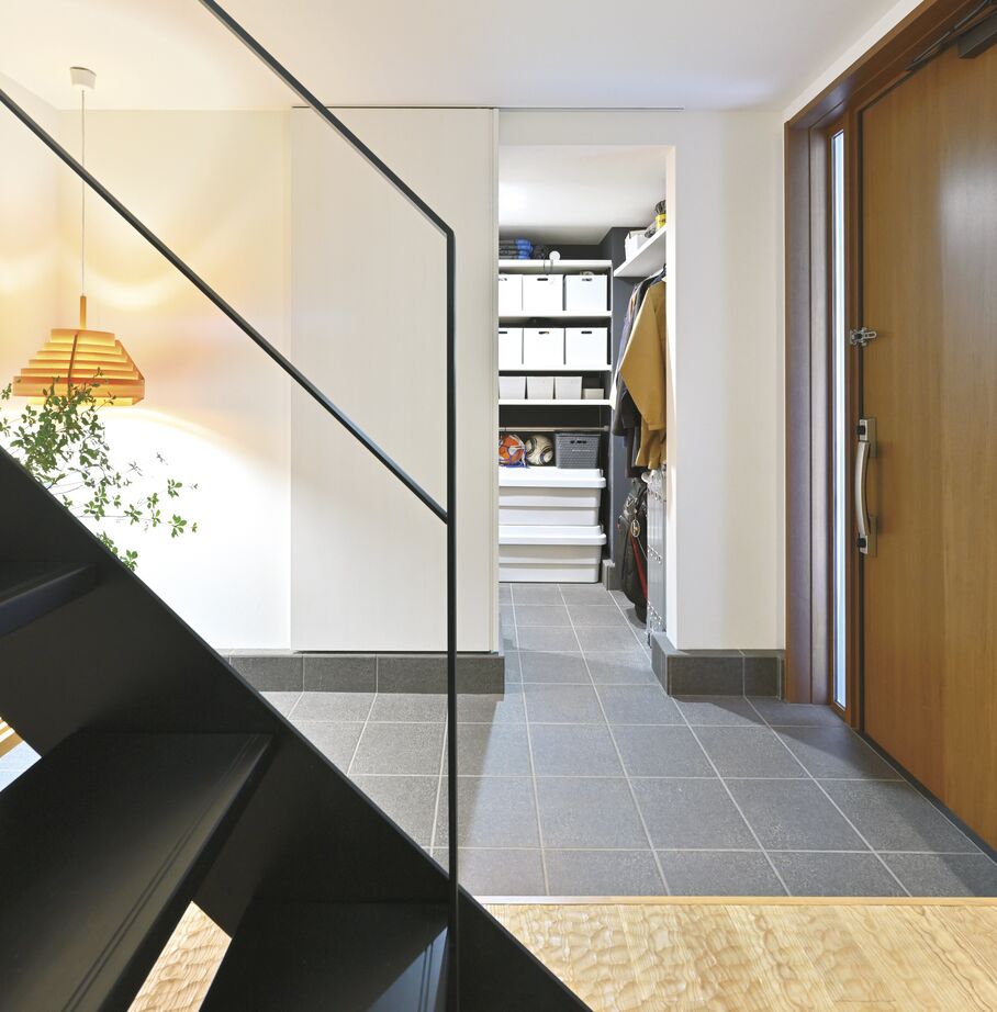 住友林業 張り出した2階の空問を活かし密集地でも開放感を楽しめる住まいの建築実例画像3