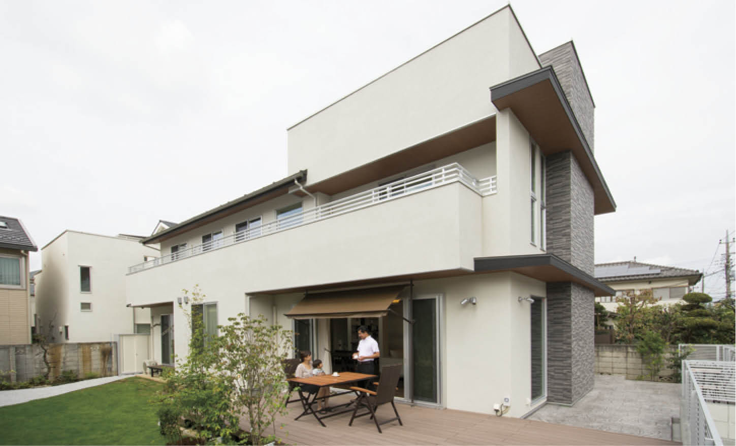 藤島建設 【8200万円/90坪台/ビルトインガレージ】水平・垂直の凛とした美しさ。遊び心と快適さが融合した家の建築実例画像3