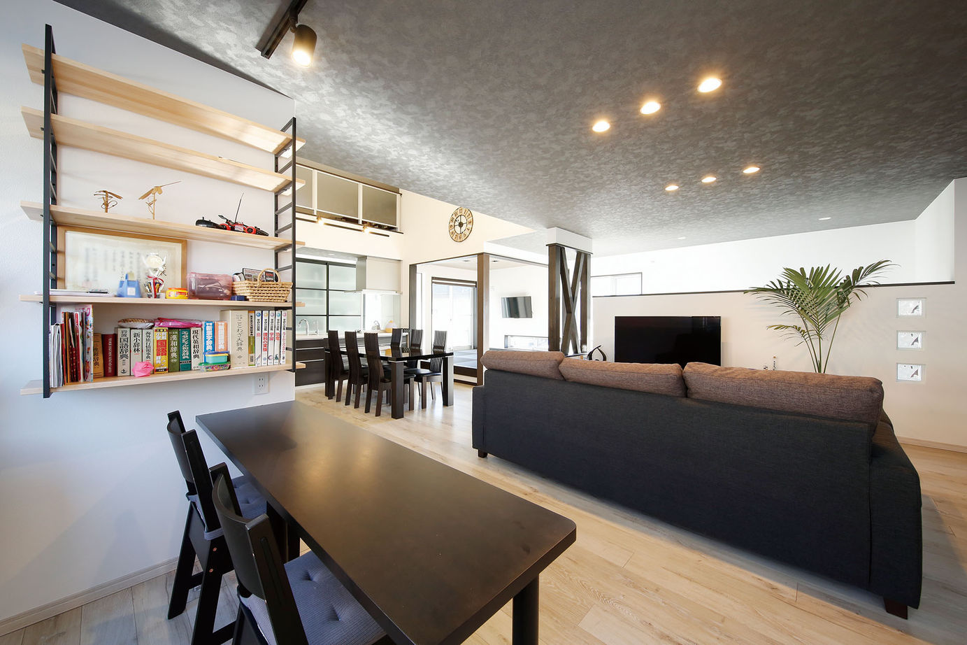 藤島建設 【3000万円台/60坪台/ビルトインガレージ/２階LDK】子ども４人の自立心を育むモダンデザインの建築実例画像3