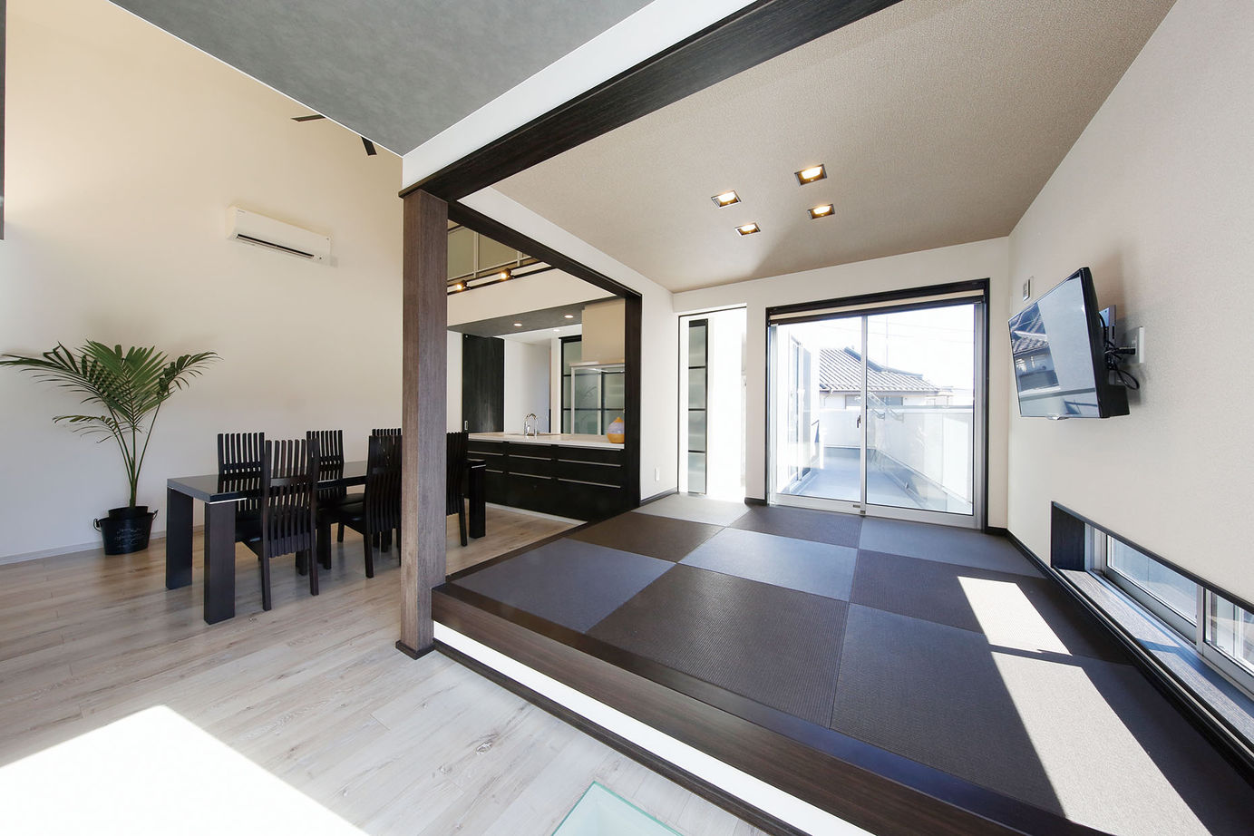 藤島建設 【3000万円台/60坪台/ビルトインガレージ/２階LDK】子ども４人の自立心を育むモダンデザインの建築実例画像5