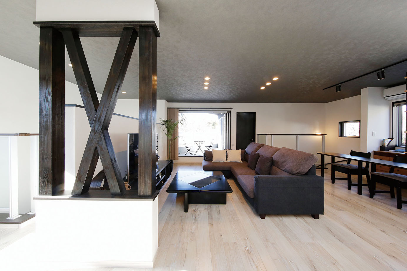 藤島建設 【3000万円台/60坪台/ビルトインガレージ/２階LDK】子ども４人の自立心を育むモダンデザインの建築実例画像8