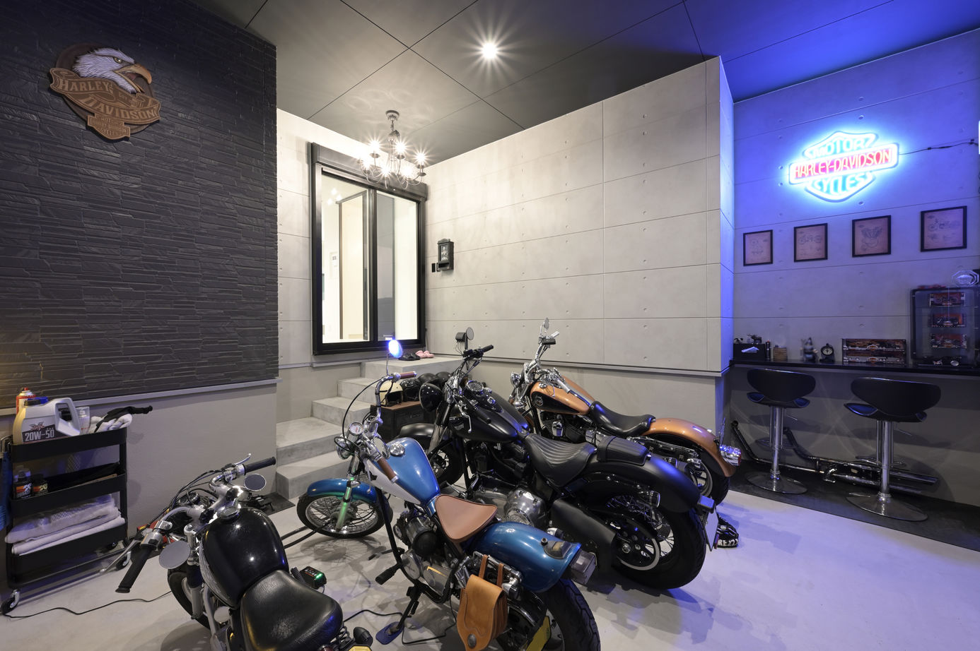 藤島建設 【50坪台/4000万円台/ガレージハウス】夫婦が憧れたバイクガレージのある家。LDKからいつでも愛車を鑑賞の建築実例画像2