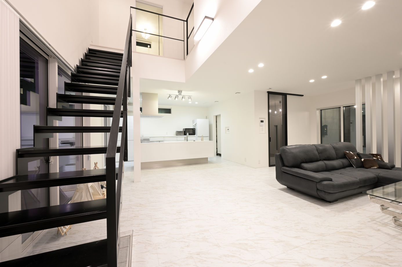 藤島建設 【50坪台/4000万円台/ガレージハウス】夫婦が憧れたバイクガレージのある家。LDKからいつでも愛車を鑑賞の建築実例画像4