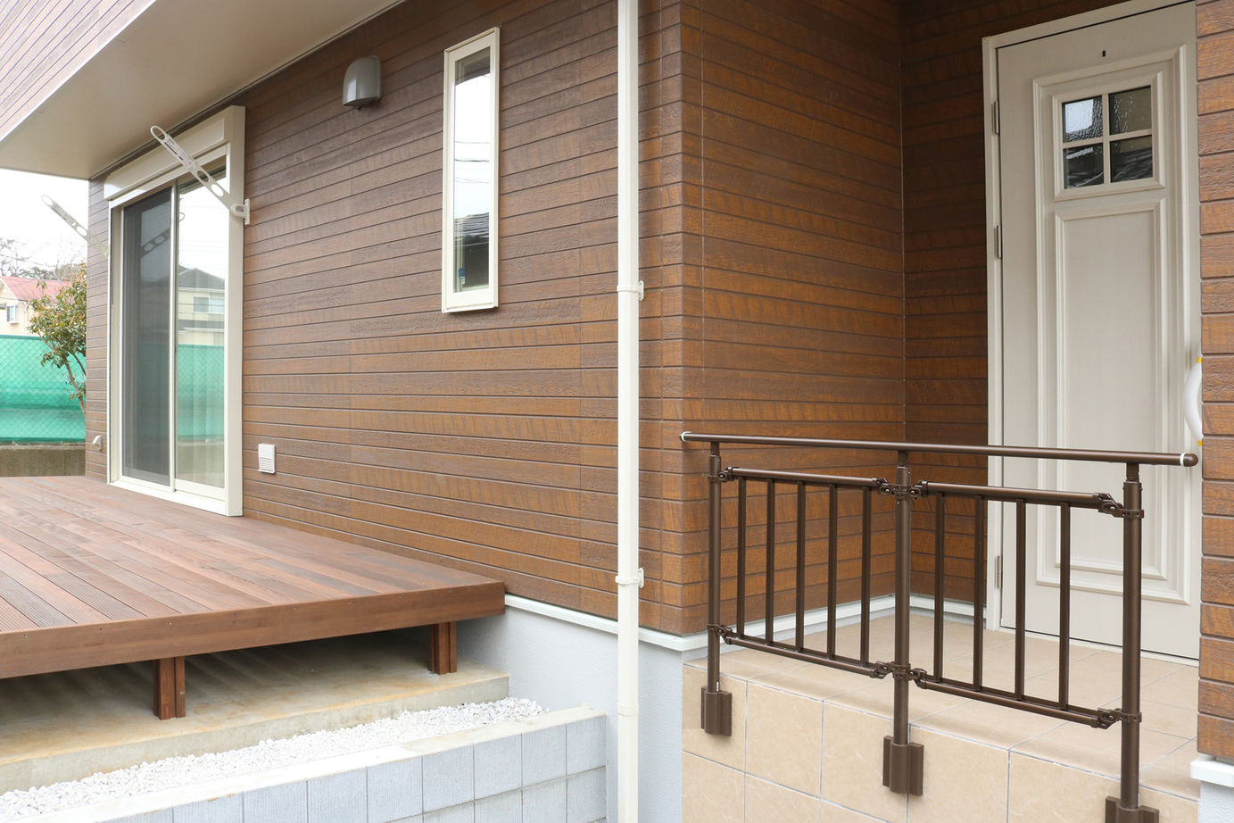 フレスコ 【2000万円／デッキ／二世帯／間取図あり】無垢材の温もりに包まれた、カントリーテイストの二世帯住宅の建築実例画像2