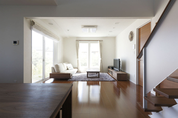 一条工務店 「Ｌ」の形のＬＤＫにテラスをプラスしたプラン。子どもが、リビングやテラスにいても見守れるの建築実例画像2