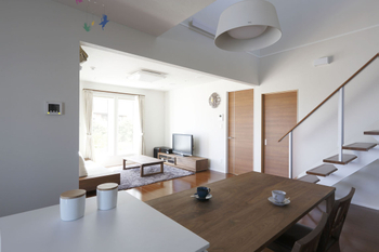 一条工務店 「Ｌ」の形のＬＤＫにテラスをプラスしたプラン。子どもが、リビングやテラスにいても見守れるの建築実例画像3