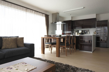 一条工務店 「これからの人生を愉しむための家」は、平屋。屋根には、9.86ｋＷの太陽光発電パネルを搭載の建築実例画像3