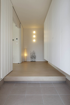 一条工務店 「これからの人生を愉しむための家」は、平屋。屋根には、9.86ｋＷの太陽光発電パネルを搭載の建築実例画像5