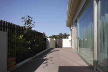 一条工務店 「これからの人生を愉しむための家」は、平屋。屋根には、9.86ｋＷの太陽光発電パネルを搭載の建築実例画像6