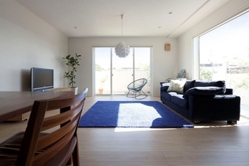 一条工務店 こだわりの家具や照明が映えるシンプルデザイン、家族全員で「暮らし」を楽しむ住まいの建築実例画像2