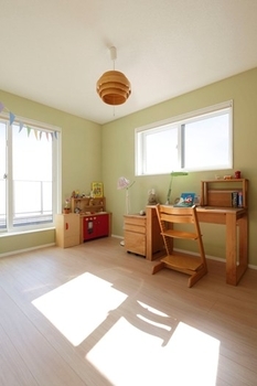 一条工務店 こだわりの家具や照明が映えるシンプルデザイン、家族全員で「暮らし」を楽しむ住まいの建築実例画像3