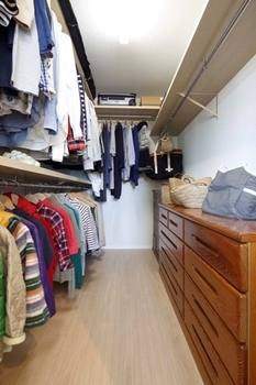 一条工務店 こだわりの家具や照明が映えるシンプルデザイン、家族全員で「暮らし」を楽しむ住まいの建築実例画像4