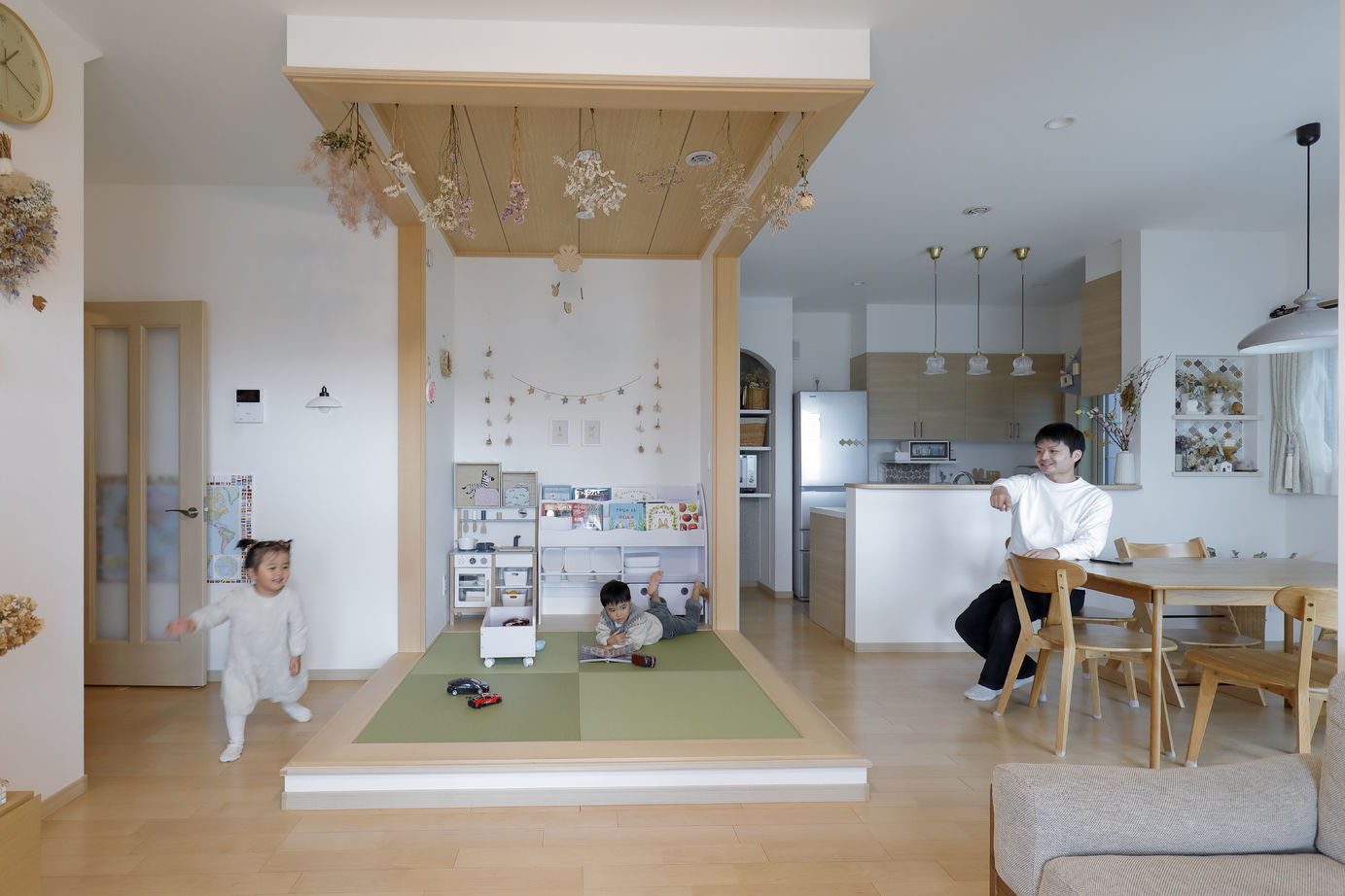 一条工務店 リビングを家の中心に。家族とのつながりを考えたお家の建築実例画像3