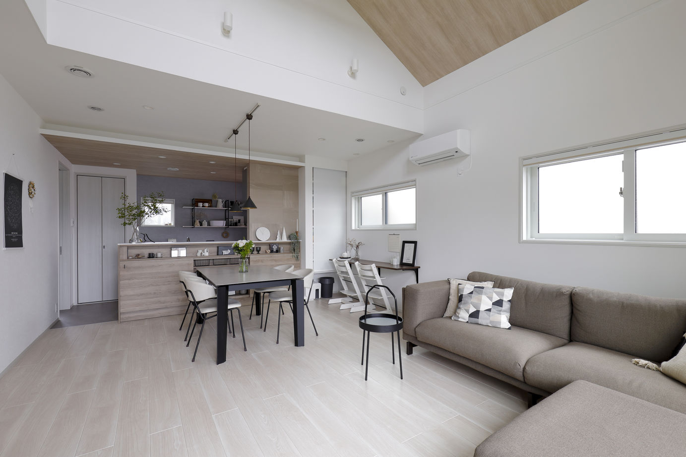 一条工務店 勾配天井の高さを活かした、明るく開放的な平屋の建築実例画像2