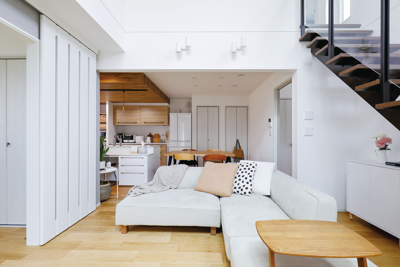 一条工務店 吹き抜けから光を採り入れる「明るい家」の建築実例画像3