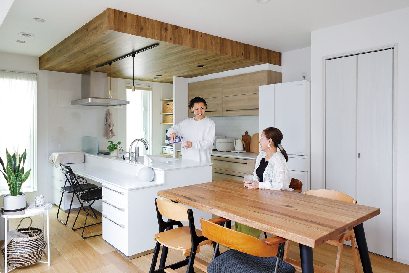 一条工務店 吹き抜けから光を採り入れる「明るい家」の建築実例画像4