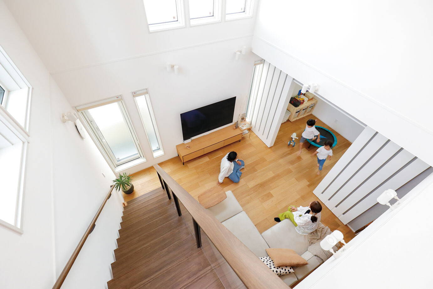 一条工務店 吹き抜けから光を採り入れる「明るい家」の建築実例画像7