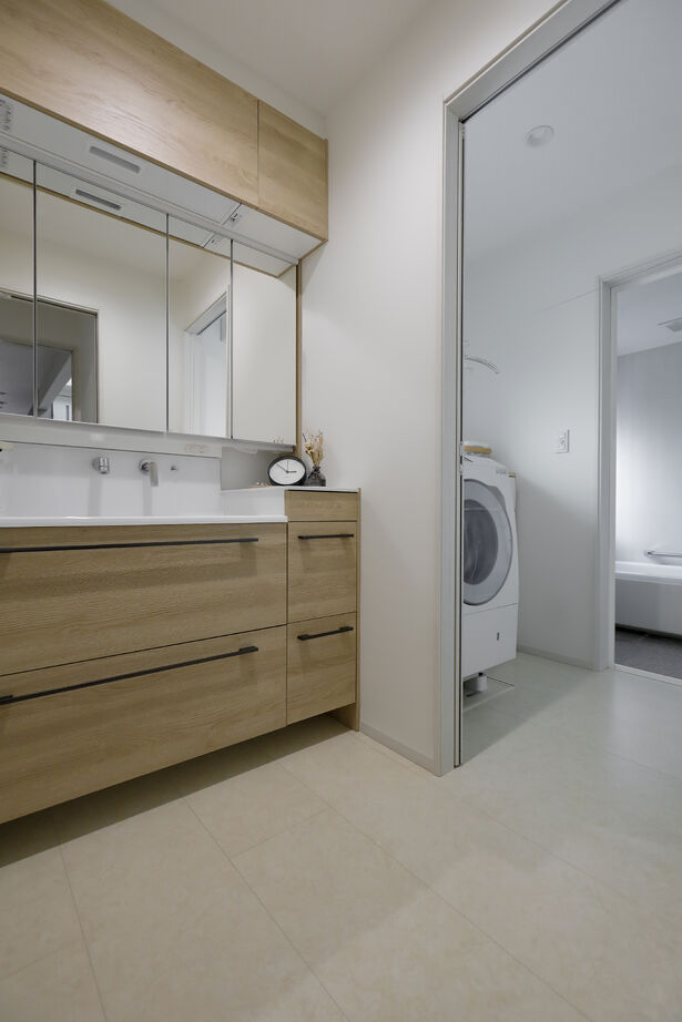 一条工務店 吹き抜けから光を採り入れる「明るい家」の建築実例画像9